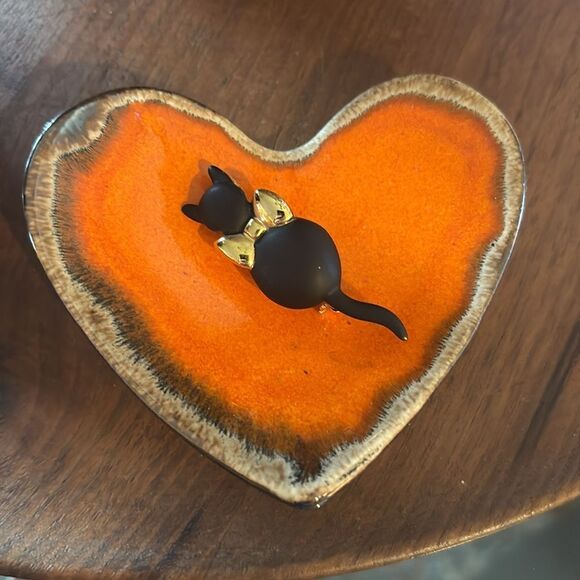 Matte Black Cat Brooch with Gold Bow - Picture 4 of 4